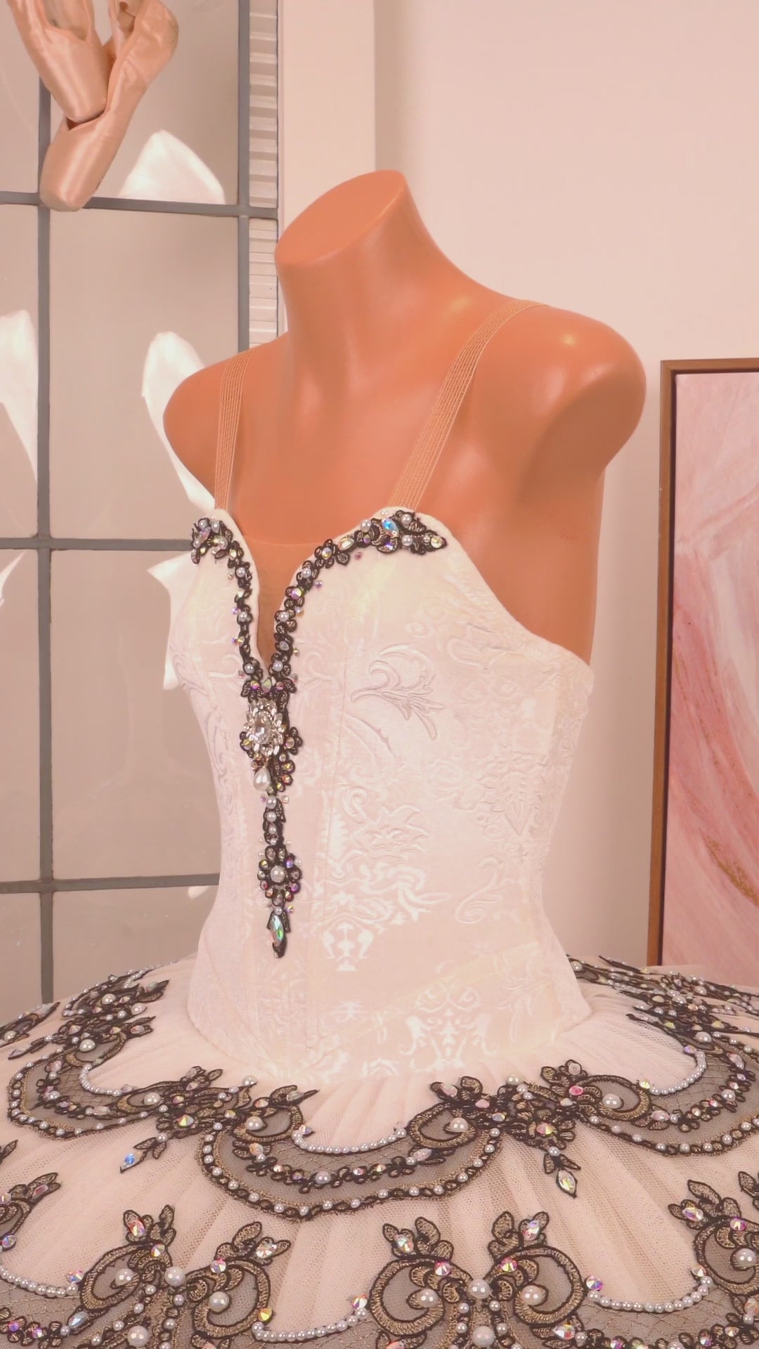 TP_Hire_STutu_WhiteandBlackSpanish_Giorgia_Vid02